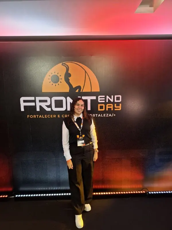 Ana Menires no evento Front End Day, em Fortaleza